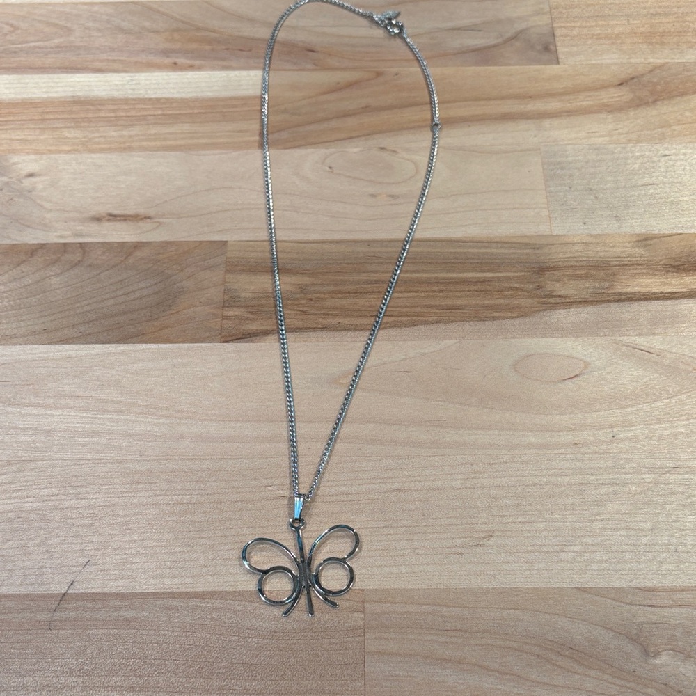 Elegant Silver Butterfly Fashion Necklace